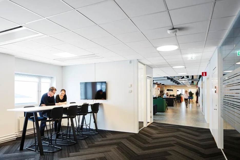 soffitto ufficio pannelli Ecophon Focus Carbon Low